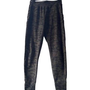 Alphalete joggers with pocket and drawstring